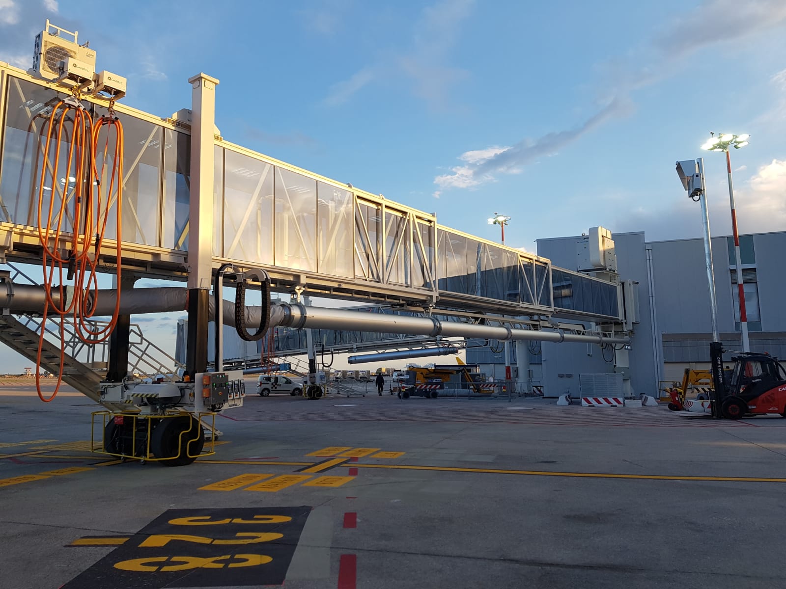 Read more about the article Installazione di 2 Pontili di Imbarco e impianti di piazzola presso Aeroporto “Marco Polo” di Venezia
